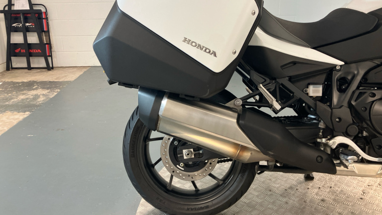 Honda NT1100 Manual (22 Model Year)